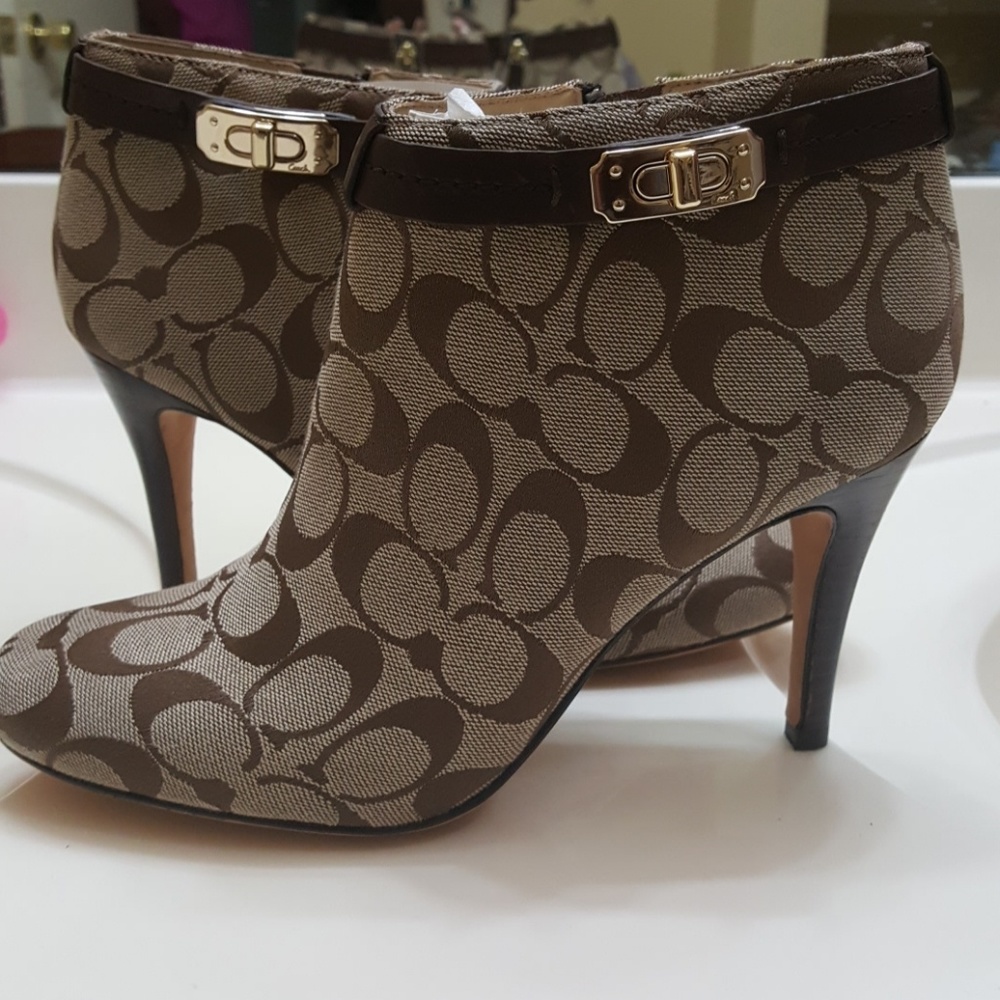 Coach signature beige booties